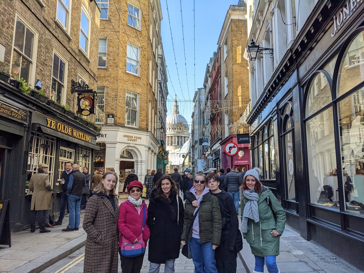 Grupo durante un paseo junto a St Paul’s publicado por London with a Local Tours