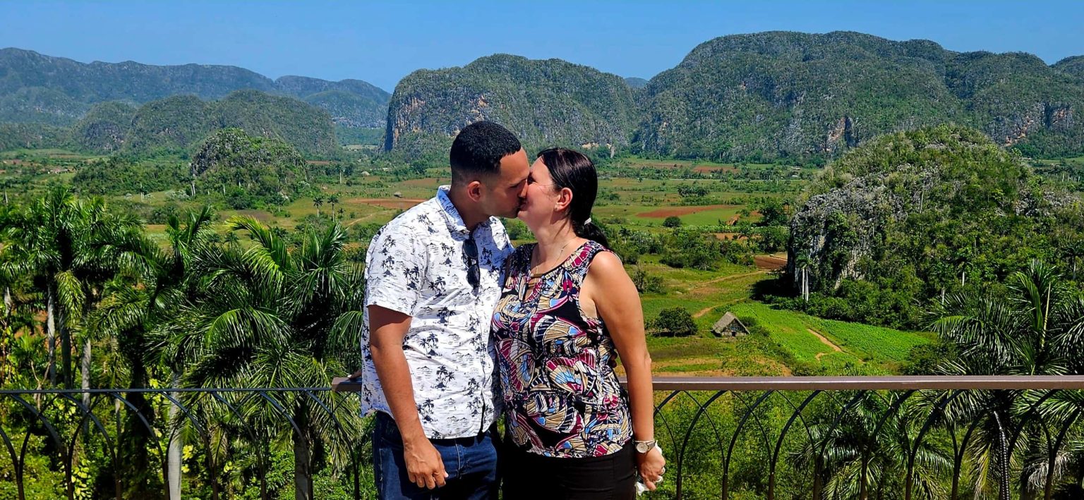 Viajeros en un paisaje de ruta de Cuba publicado por Luis Havana Tours