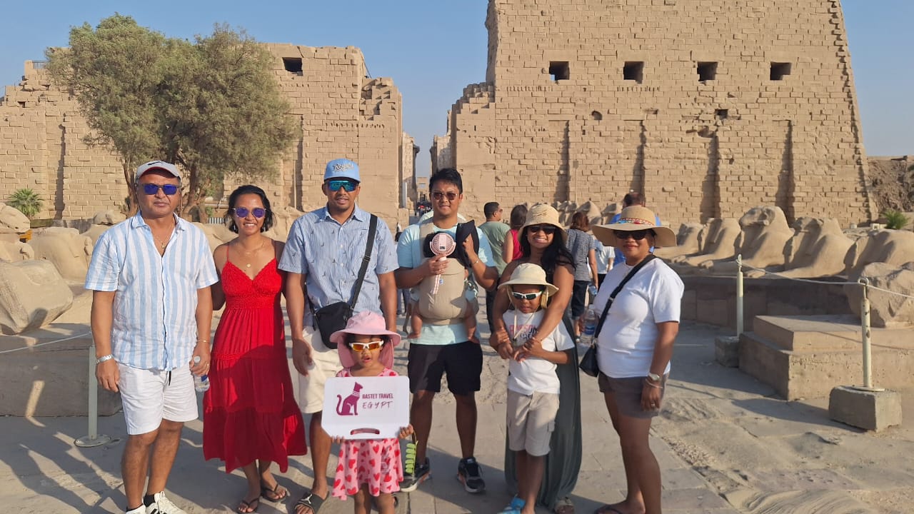 Grupo en un templo durante un paquete combinado de El Cairo y Luxor.