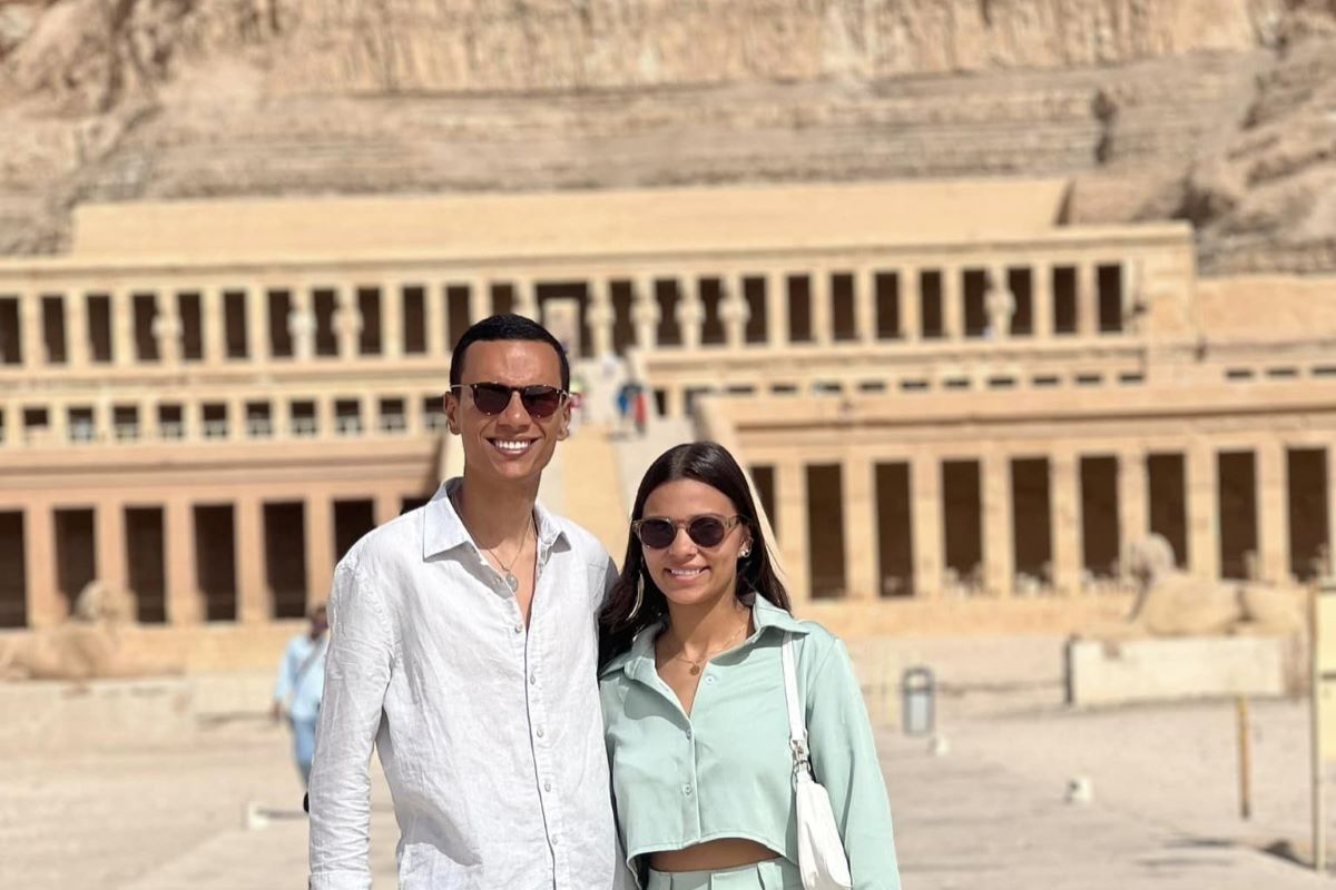 Pareja frente al templo de Hatshepsut en una visita por la ribera occidental de Luxor.