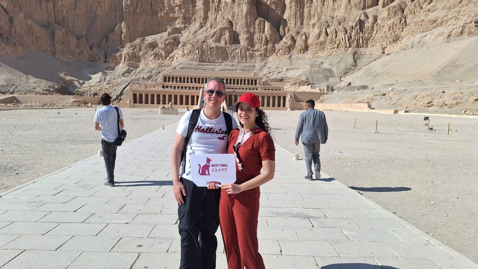 Grupo de viajeros en un sitio arqueológico durante el recorrido a Luxor desde Hurghada.