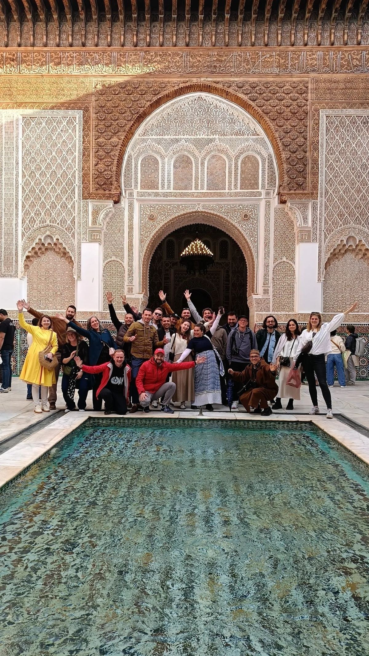 Grupo de visitantes en un patio monumental, imagen utilizada como portada en la web oficial de Marrakech Behind the Walls.