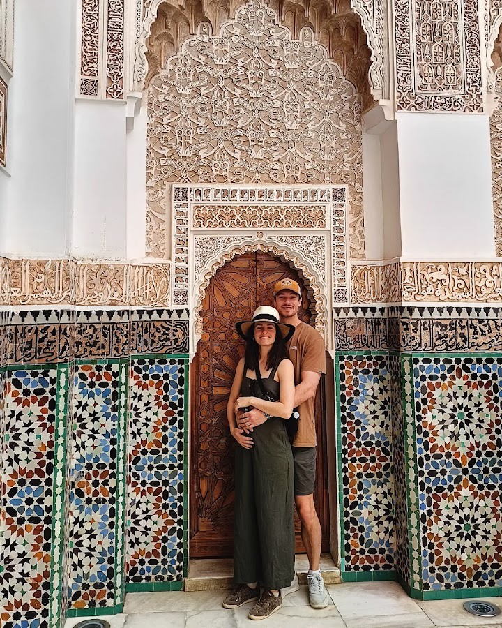 Visitante ante un portal con mosaicos; foto compartida en la galería de Google Maps de Marrakech Behind the Walls.