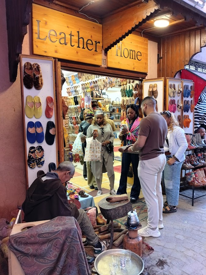 Escena en un taller o tienda de cuero de la medina; foto compartida en la galería de Google Maps del negocio.
