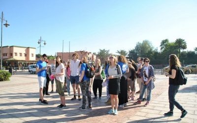 Grupo de viajeros durante una caminata por Marrakech; fotografía del catálogo oficial de Marrakech WITH Locals.