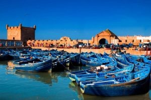 Puerto y barcos azules en Essaouira, destino de una excursión de un día desde Marrakech.
