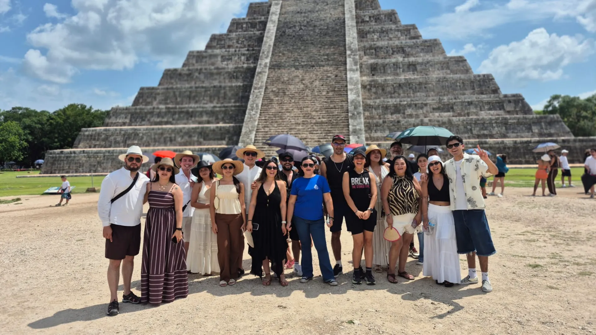 Grupo de viajeros frente a El Castillo de Chichén Itzá durante una excursión