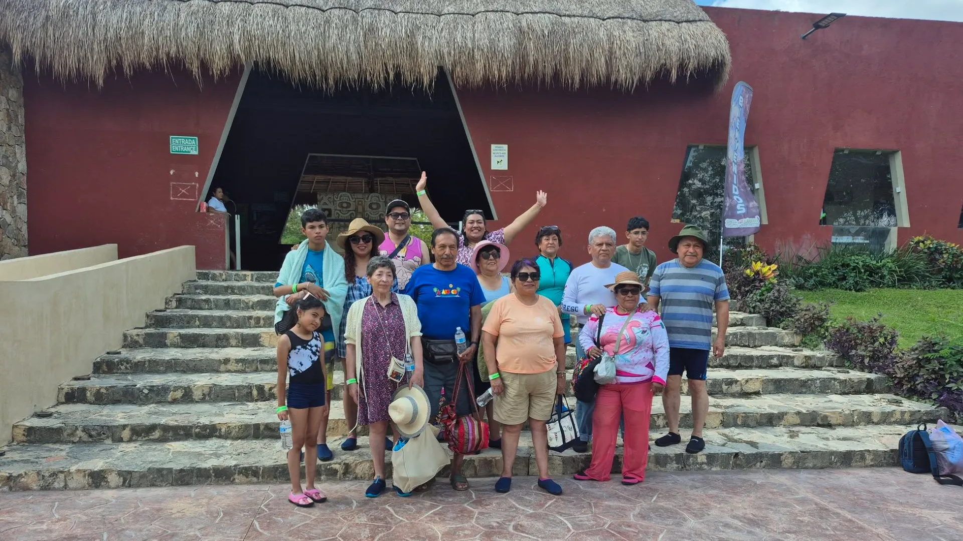 Grupo de viajeros en una visita a un sitio cultural de Yucatán