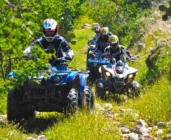 Visitantes recorren un sendero en vehículos todoterreno durante una actividad de aventura ofrecida por Medellin City Services