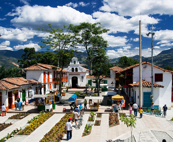 Plaza de un pueblo antioqueño en una excursión ofrecida desde Medellín