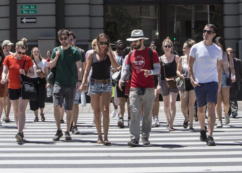 Grupo de visitantes participa en una caminata guiada de Real City Tours por Medellín