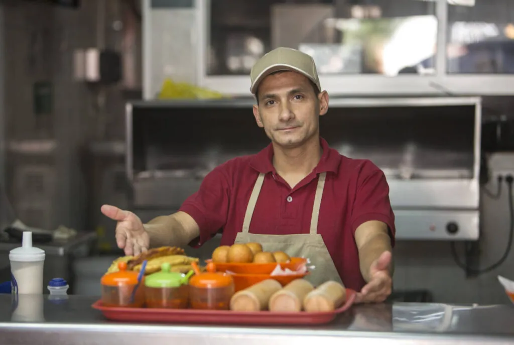 Anfitrión local presenta ingredientes durante una experiencia gastronómica de Real City Tours