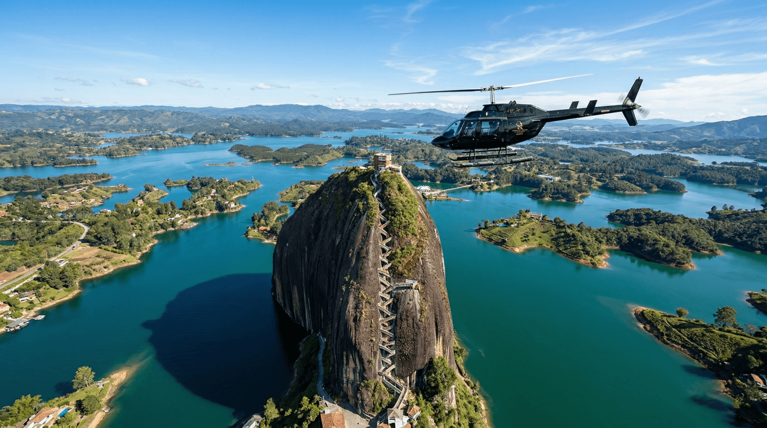 Helicóptero sobrevolando el embalse y la Piedra del Peñol en una experiencia de Medellin VIP