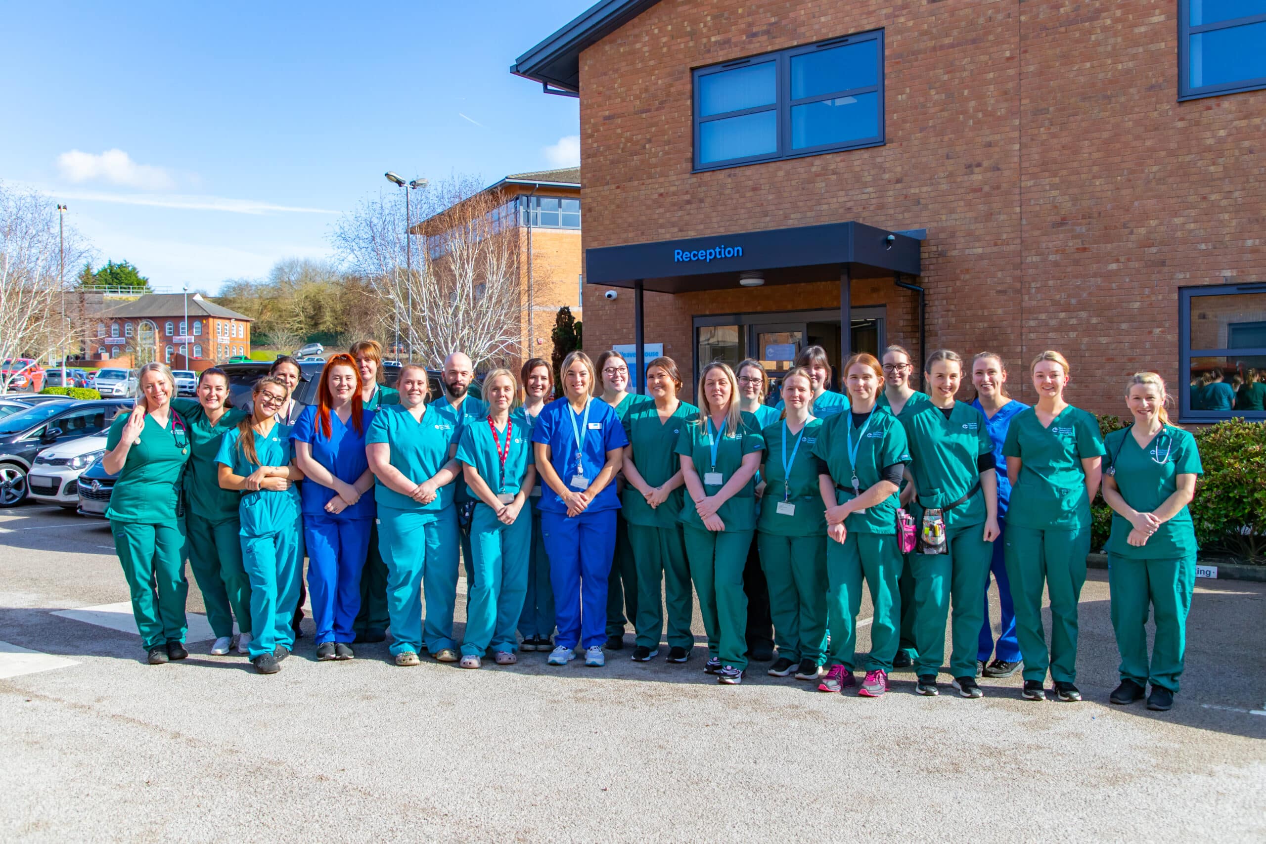 Equipo de Northwest Veterinary Specialists frente al hospital
