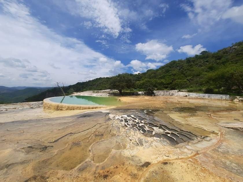 Pozas y formaciones minerales de Hierve el Agua, destino de una excursión de Oaxaca Experience Tours