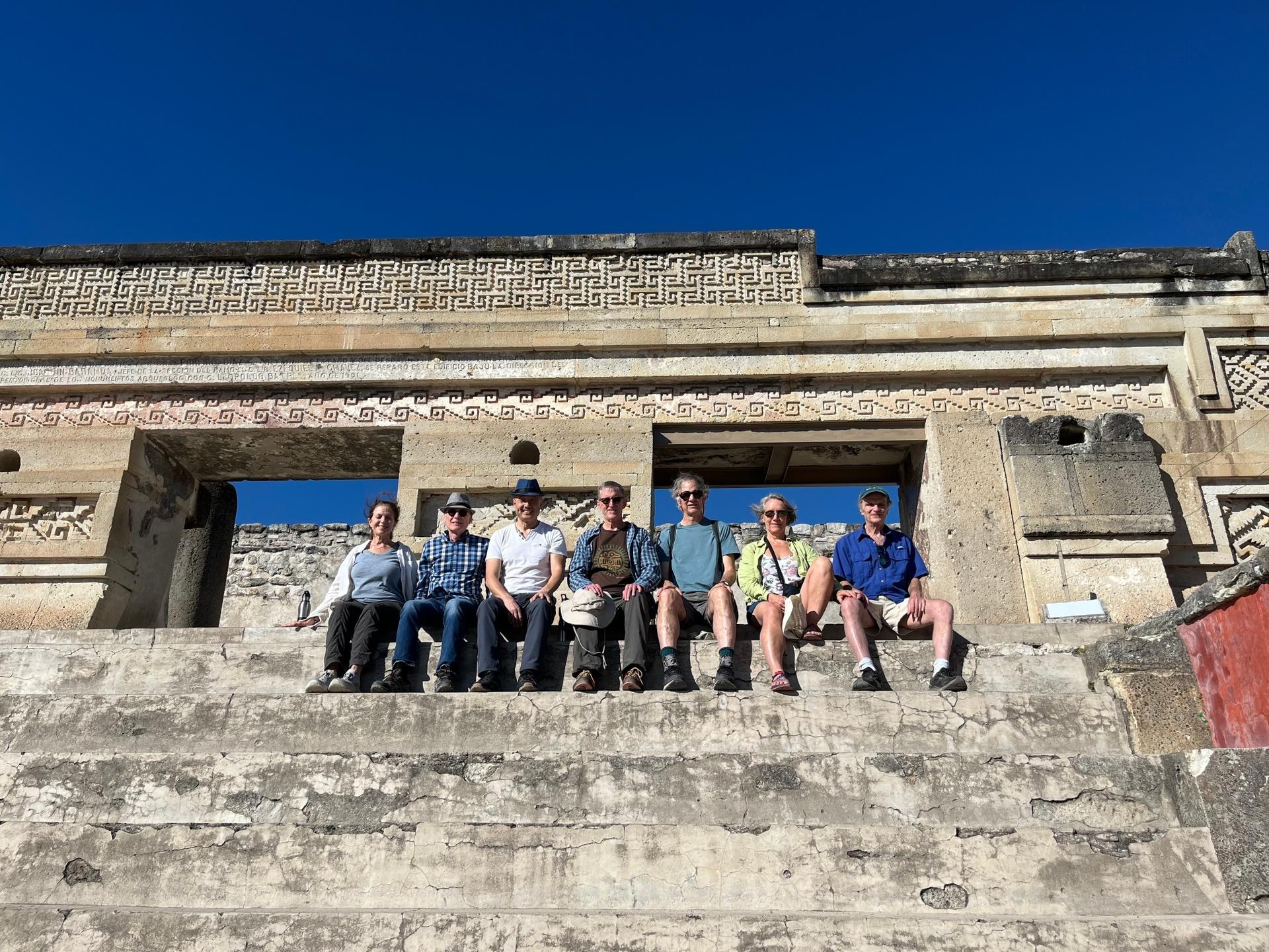Grupo visitante en una zona arqueológica durante una excursión de Oaxaca Experience Tours