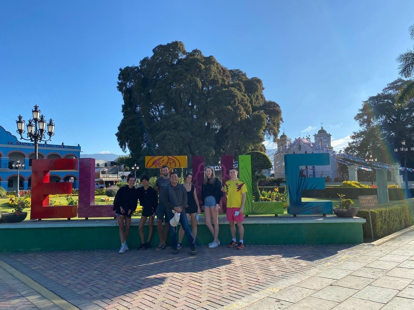 Grupo de viajeros en el centro de Oaxaca durante una visita organizada por Oaxaca Experience Tours