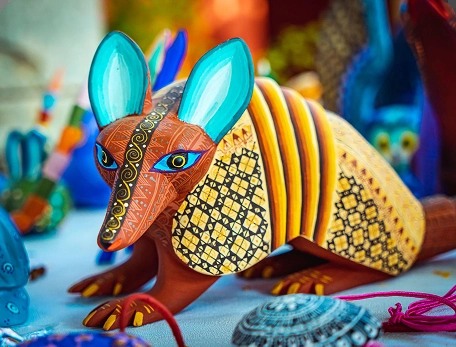 Figura artesanal de alebrije relacionada con la experiencia cultural de Oaxaca
