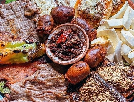 Selección de platos tradicionales de Oaxaca durante un tour gastronómico