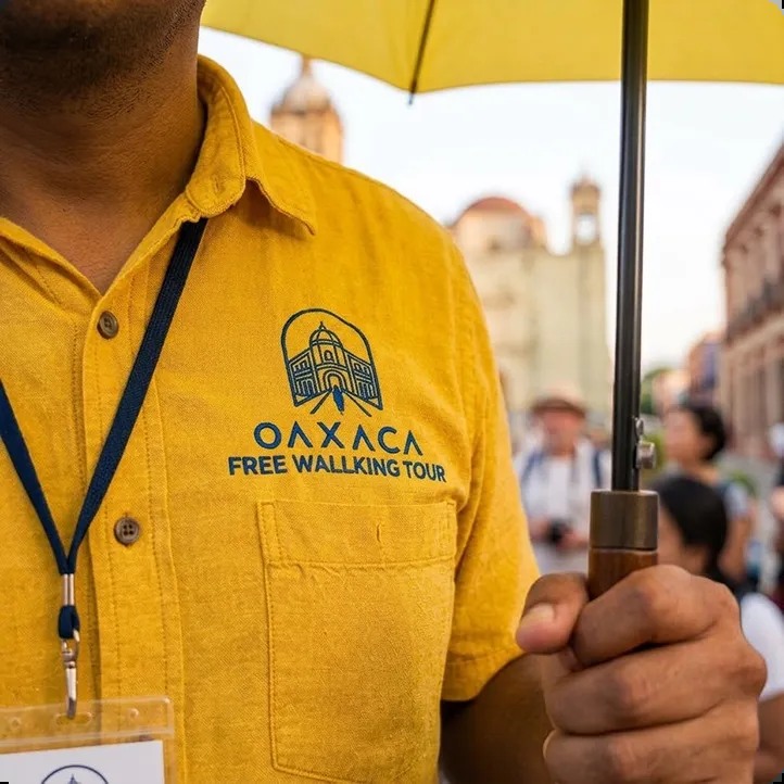 Guía local de Oaxaca Free Walking Tour recibe a los participantes en el centro