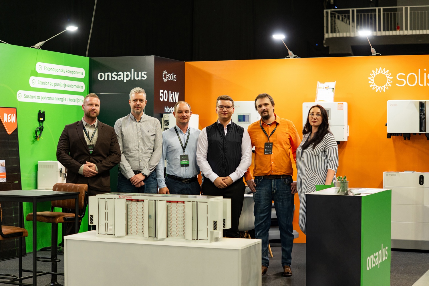 Representantes de ONSA Plus en una feria de energía, con equipos de la marca Solis