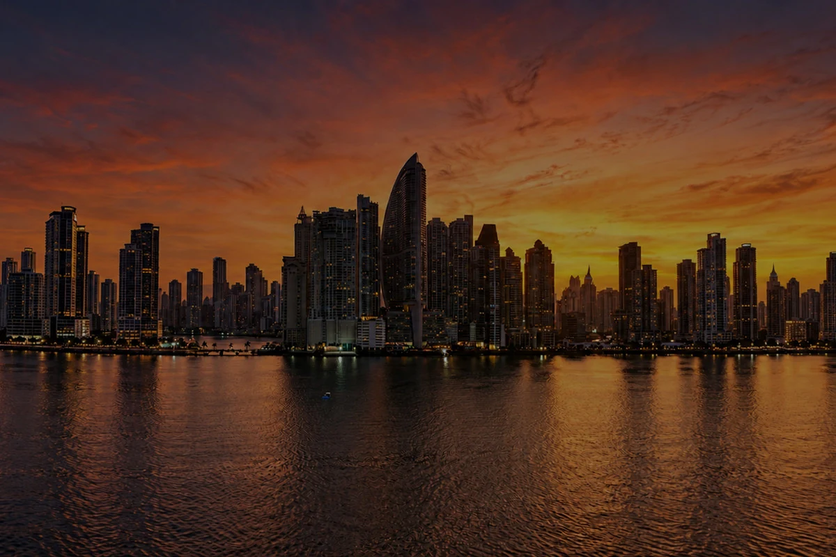 Panamá iluminada al atardecer, vista desde la bahía