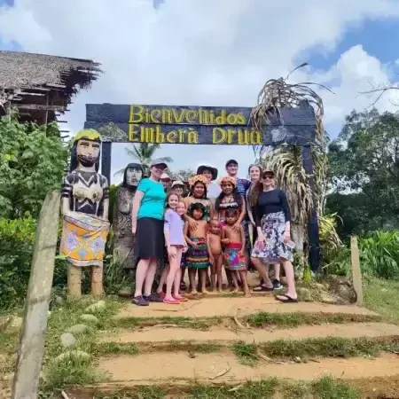 Visita de Panama Your Way a una comunidad Emberá