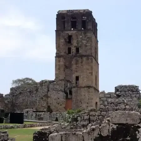 Torre de Panamá Viejo en un recorrido histórico