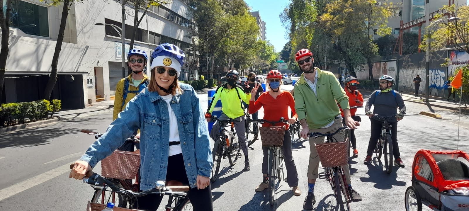 Grupo de ciclistas de Pedalea Mexico durante un recorrido urbano por Ciudad de México