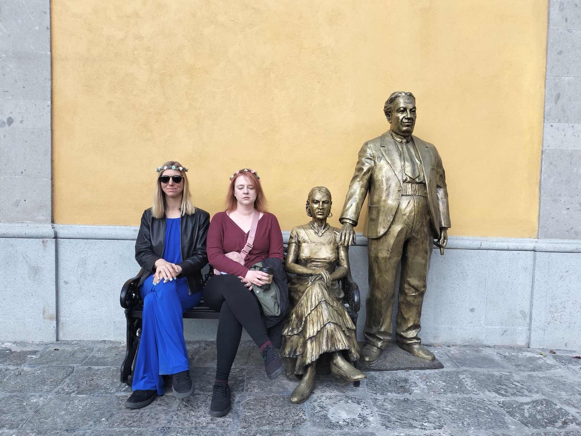 Visitantes junto a una escultura durante un recorrido a pie por Coyoacán