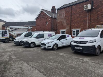 Vehículos de servicio de Phoenix Cleaning Company en la base de Morley