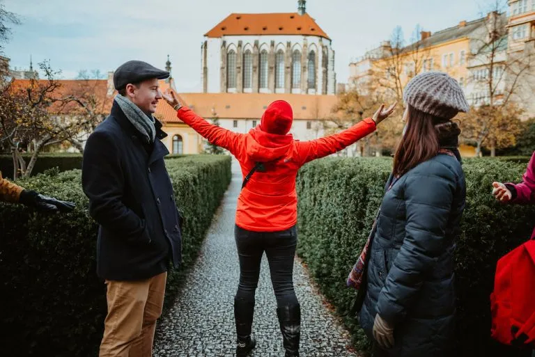 Visitantes recorren el centro histórico de Praga en invierno