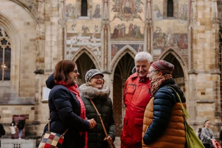 Guía y visitantes en una visita al Castillo de Praga