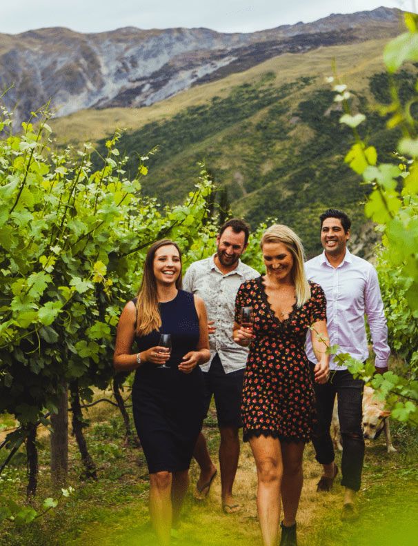 Grupo en una visita de vino asociada a las excursiones de Altitude Tours.