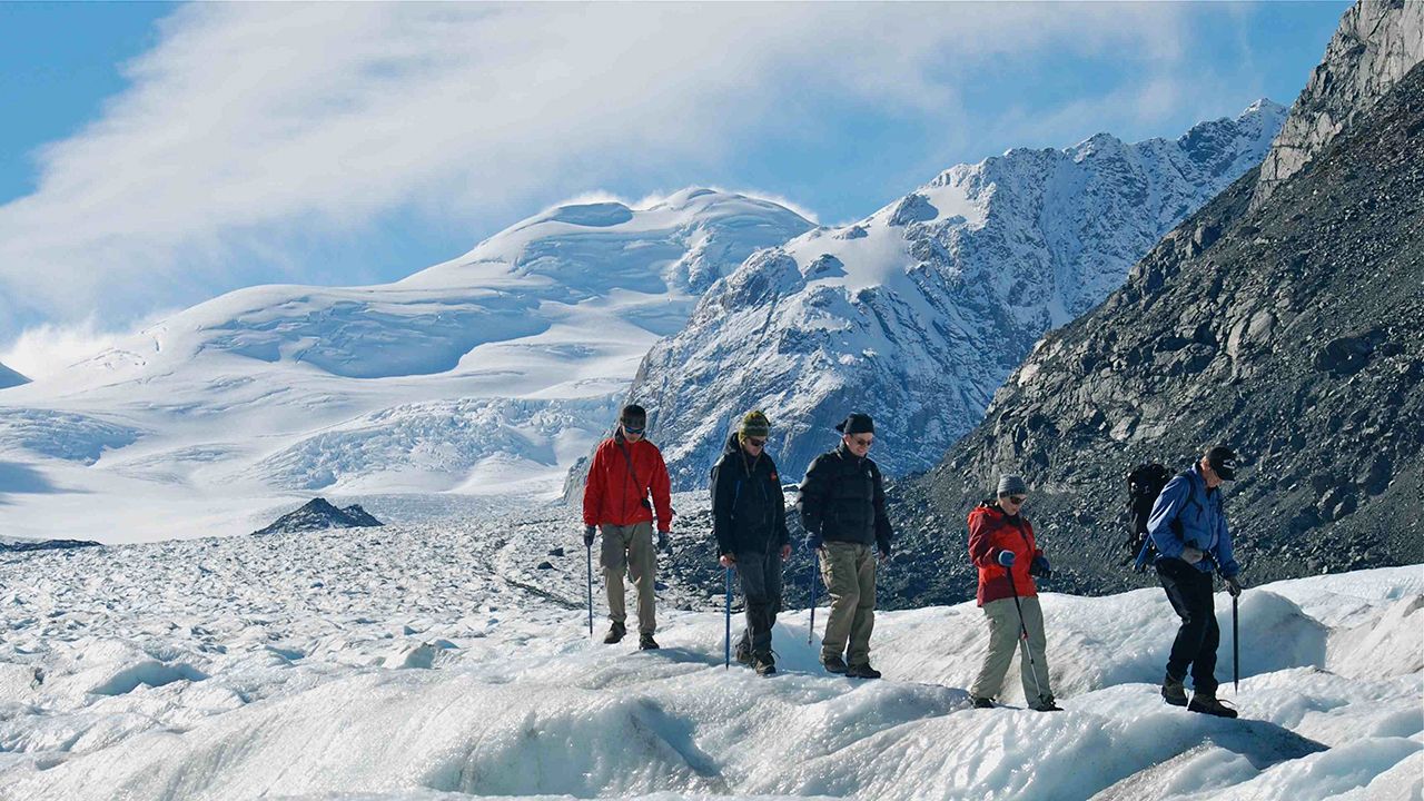 Caminantes en un glaciar del parque nacional Aoraki/Mount Cook.
