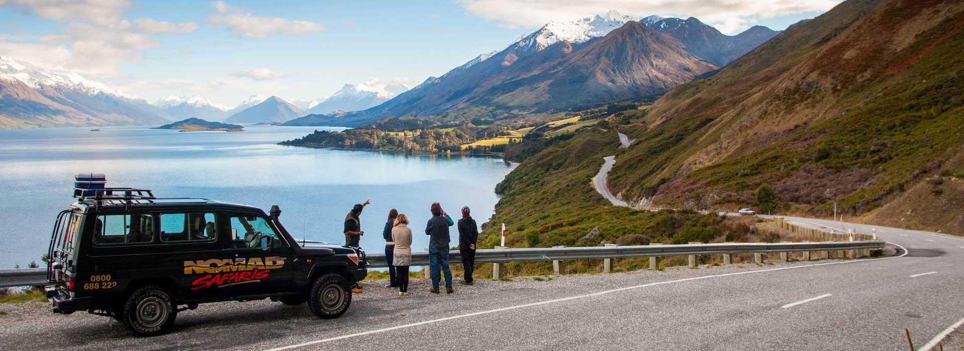 Vehículo 4WD de Nomad Safaris en la ruta panorámica de Glenorchy.