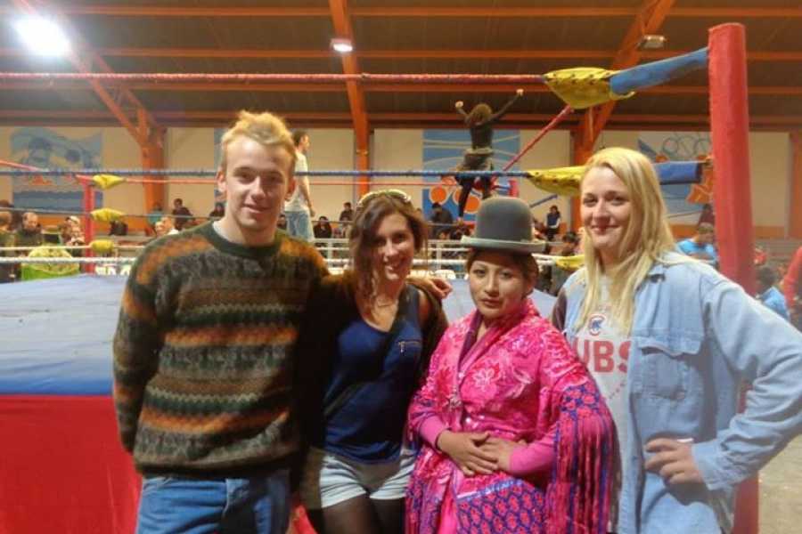 Visitantes en una actividad de lucha de cholitas ofrecida por Red Cap