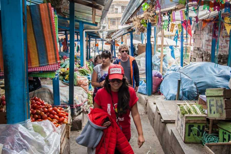 Recorrido a pie de Red Cap por un mercado de La Paz