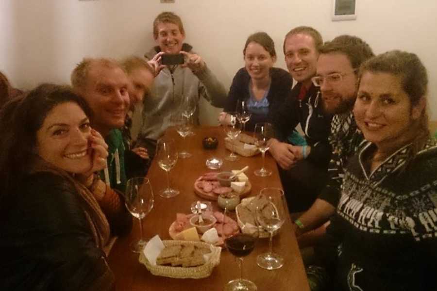 Grupo en una experiencia gastronómica de Red Cap en La Paz