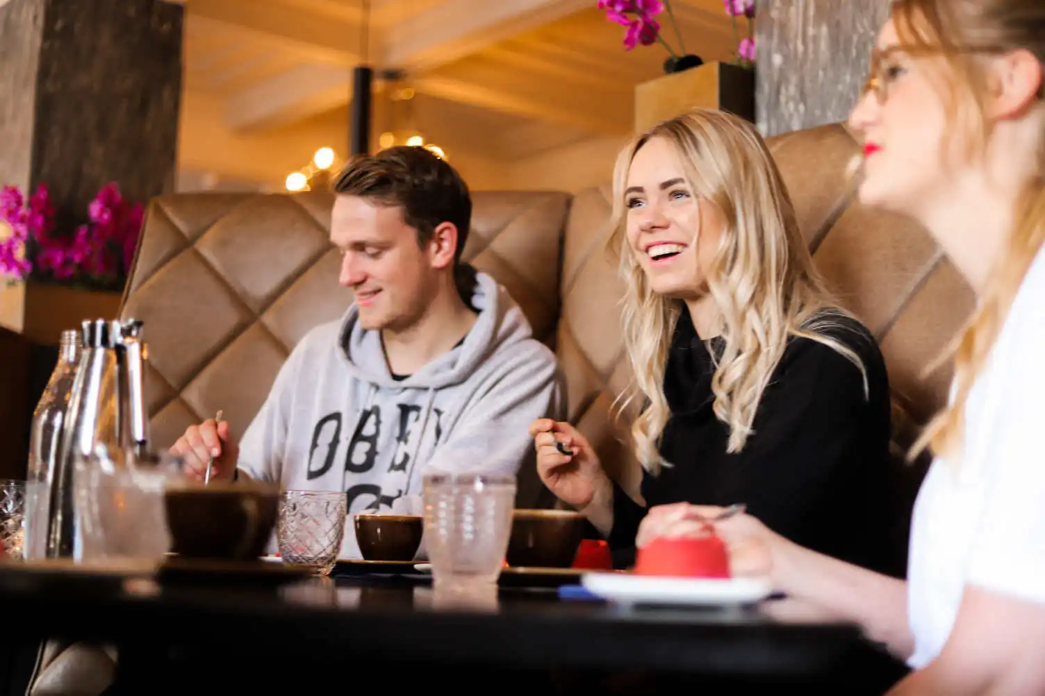 Clientes cenan en una experiencia gastronómica de Wake Up Reykjavík