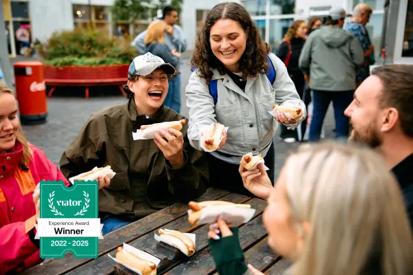 Grupo prueba comida durante un recorrido gastronómico por Reikiavik