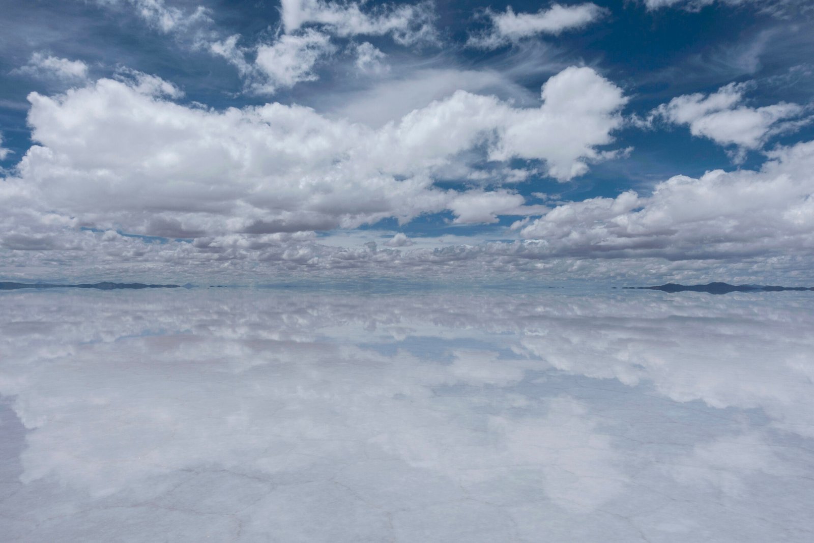 Reflejo del cielo sobre el Salar de Uyuni en la galería de Salty Desert