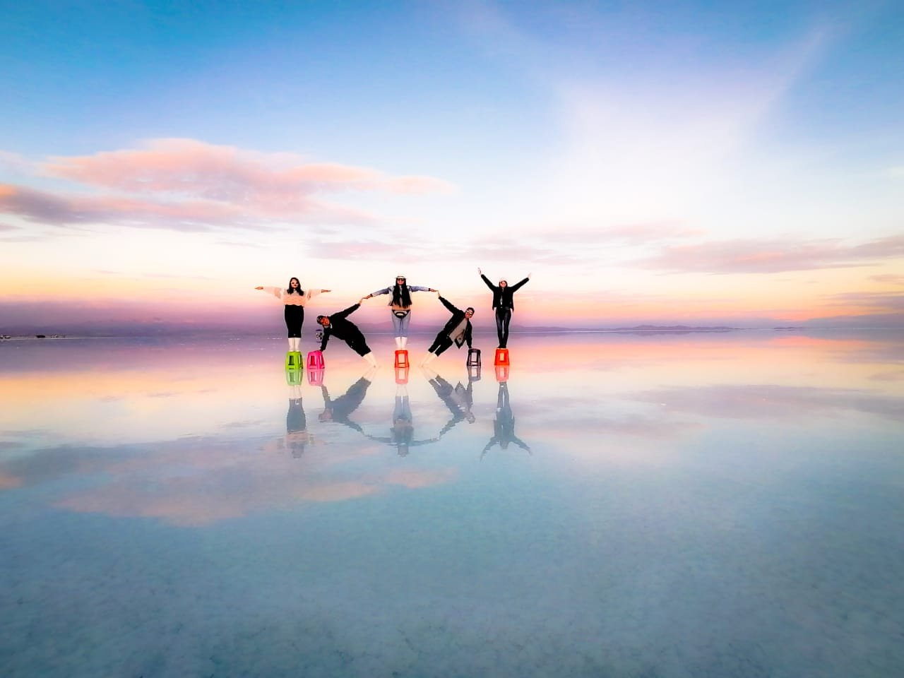Visitantes fotografiados durante un tour en el Salar de Uyuni