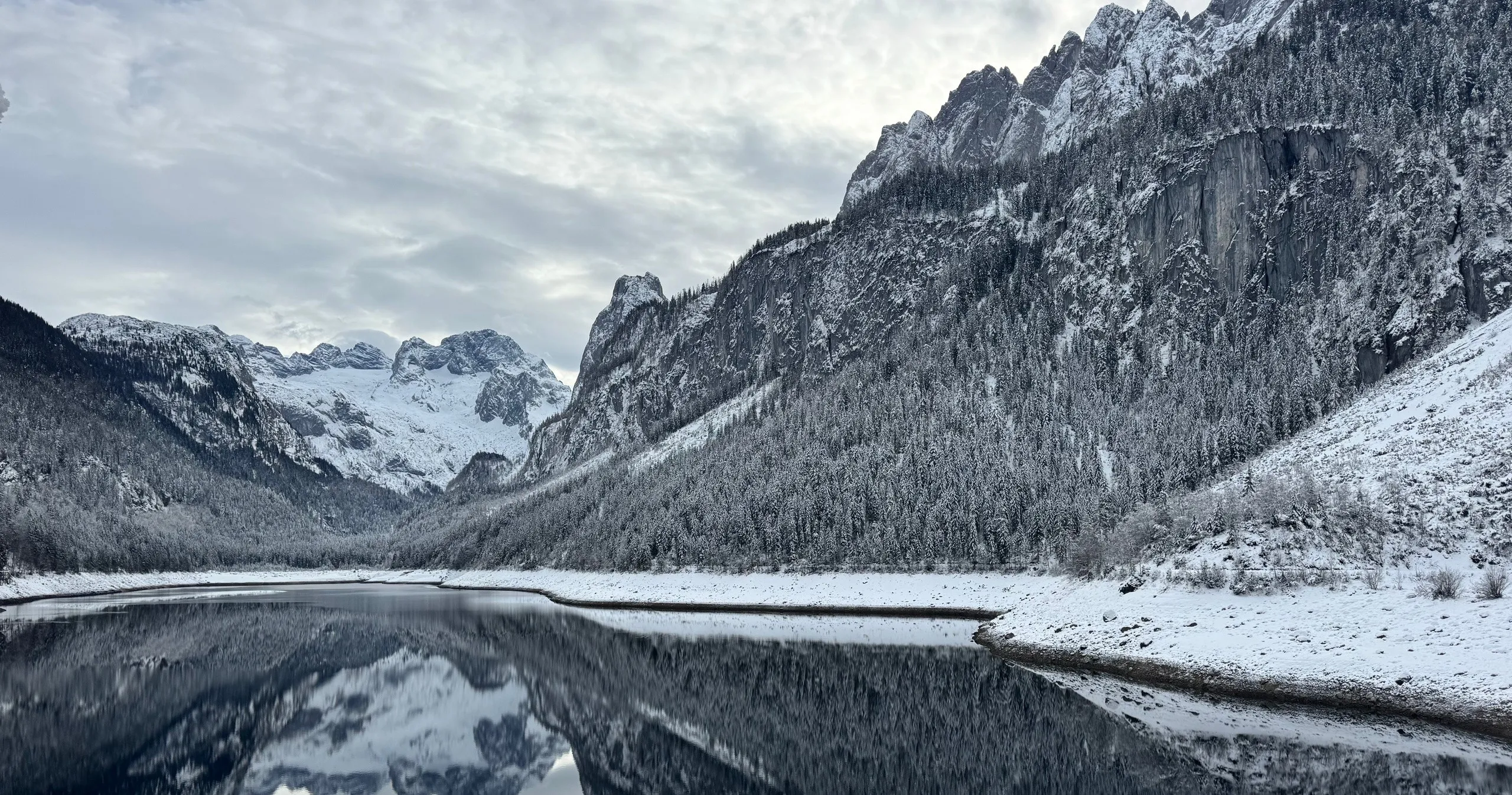 Alpine lake and mountains near Hallstatt