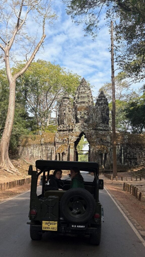 Jeep de Adventures Cambodia en una ruta por Angkor