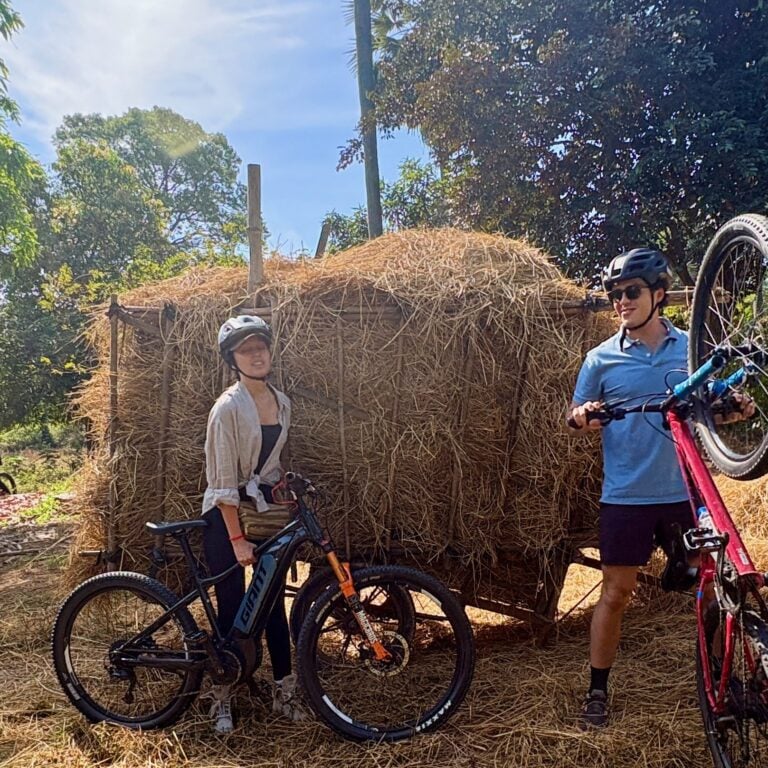Recorrido en bicicleta por el campo de Camboya
