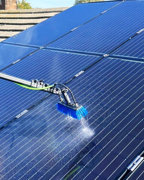 Paneles solares durante un trabajo de limpieza y mantenimiento.