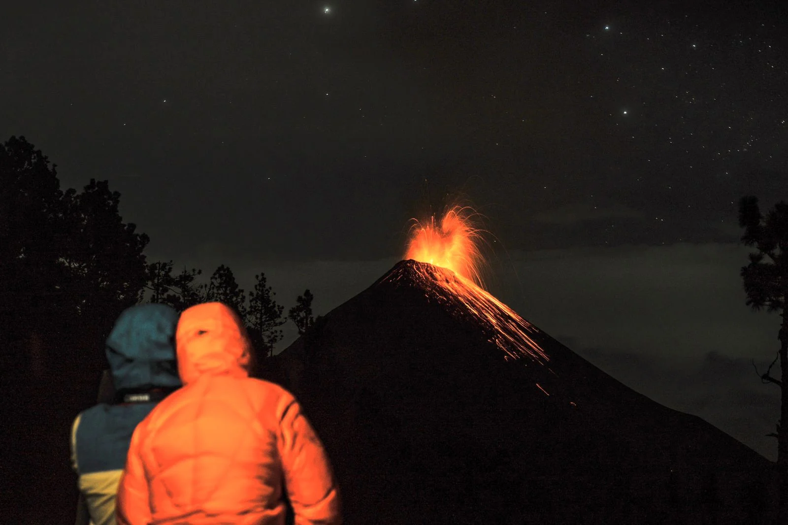 Volcán de Fuego en erupción durante una excursión nocturna desde el campamento