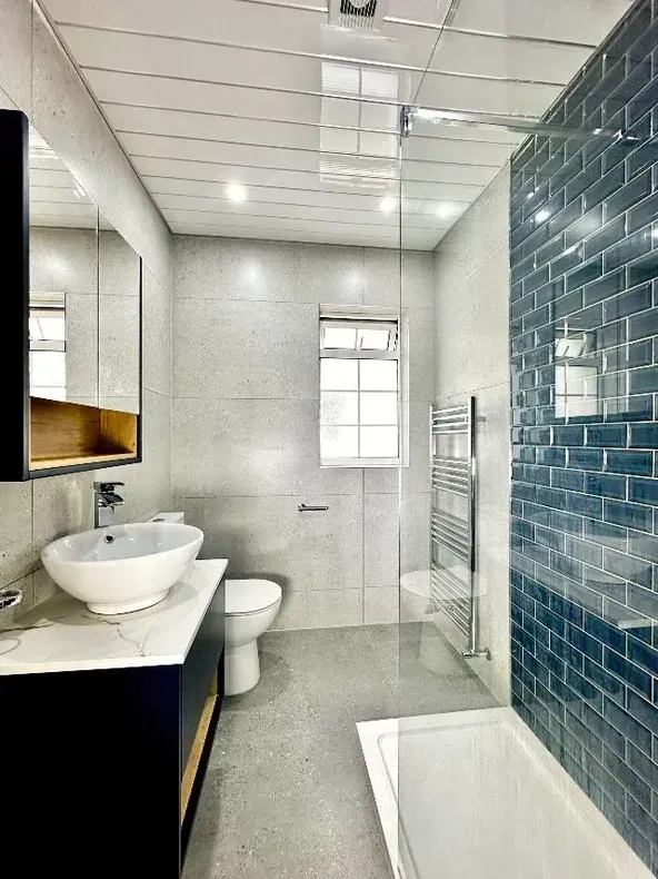 Baño de exhibición con azulejos y bañera