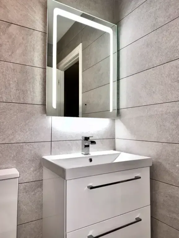 Baño contemporáneo con mueble, lavabo y espejo